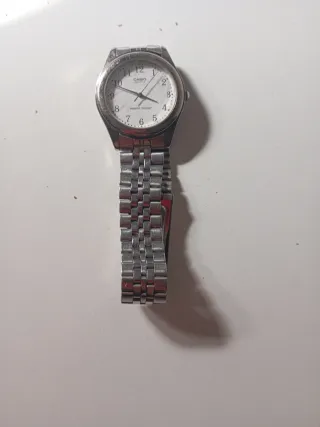 Reloj Casio Quartz Plata y Blanco