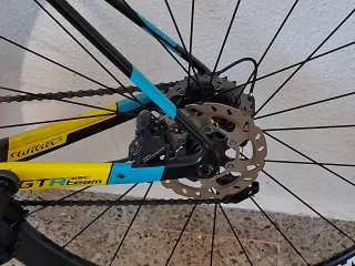 Bicicleta de carretera negra y azul