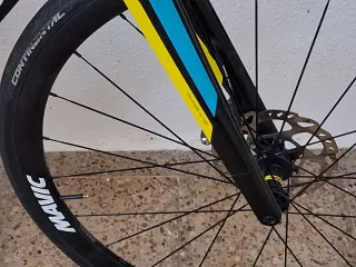 Bicicleta de carretera negra y azul