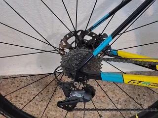 Bicicleta de carretera negra y azul