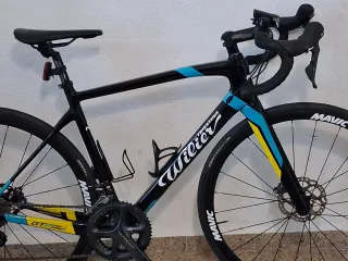 Bicicleta de carretera negra y azul