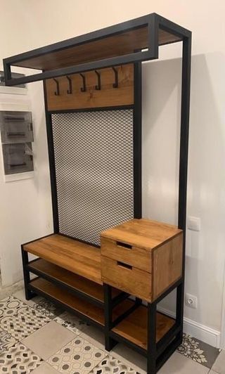 Armarios y estanterías de hierro y madera.