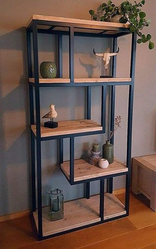 Armarios y estanterías de hierro y madera.