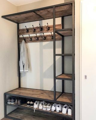 Armarios y estanterías de hierro y madera.