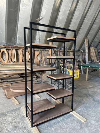 Armarios y estanterías de hierro y madera.