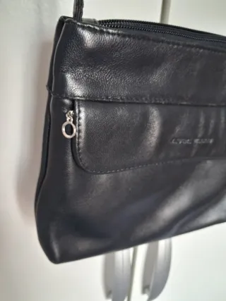 Bolso negro de piel Vintage price non-negotiable