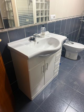 Mueble de baño con pila y grifo