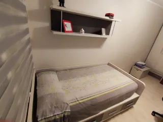 Escritorio con cajonera y estanterías