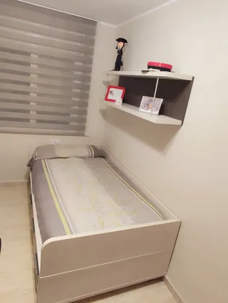 Escritorio con cajonera y estanterías