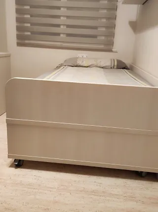 Escritorio con cajonera y estanterías