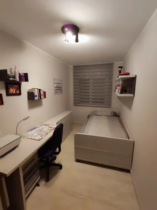 Escritorio con cajonera y estanterías