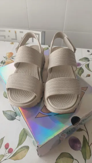 Sandalias Skechers Beige Mujer