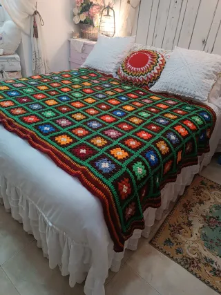 Colcha tejida a ganchillo multicolor