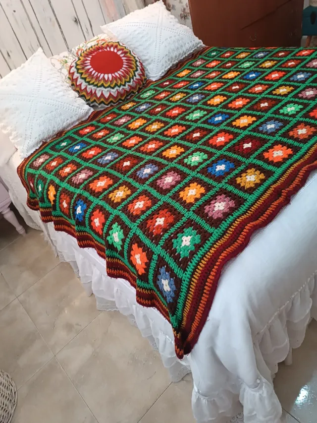 Colcha tejida a ganchillo multicolor