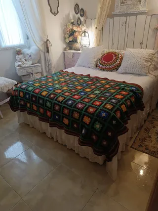 Colcha tejida a ganchillo multicolor