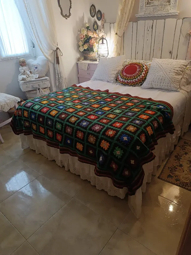 Colcha tejida a ganchillo multicolor
