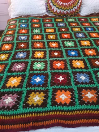 Colcha tejida a ganchillo multicolor