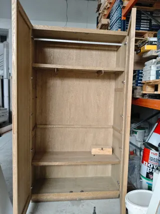 Armario de madera maciza