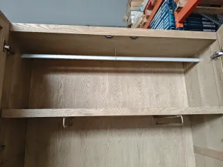 Armario de madera maciza