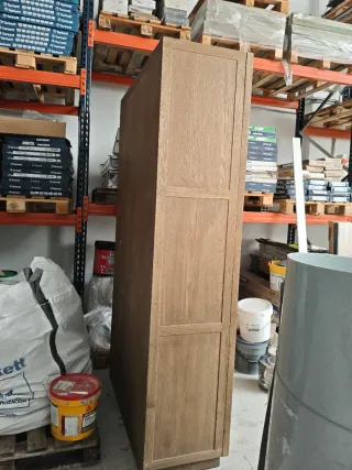 Armario de madera maciza