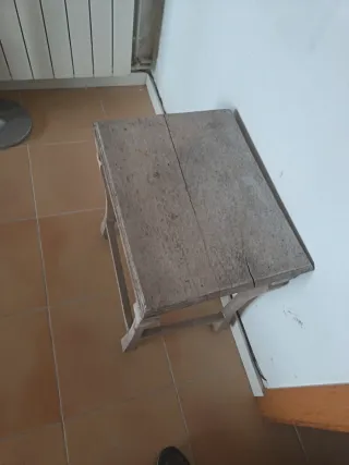 Mesita auxiliar antigua de madera