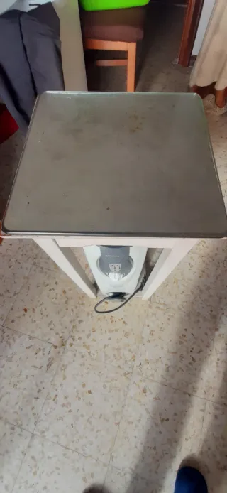 Mesita auxiliar con calentador de aceite