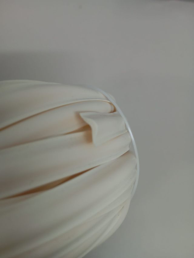 L26 Cinta cubre tornillos color crema 23m