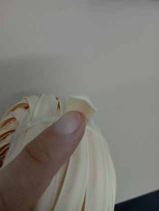 L26 Cinta cubre tornillos color crema 23m