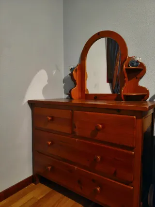 Cómoda de madera con espejo y estantes