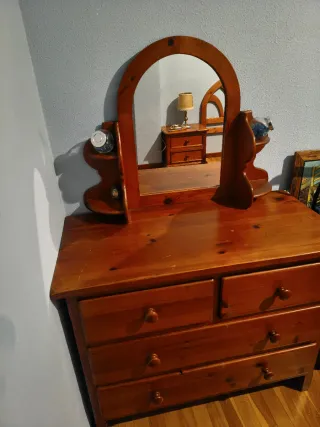 Cómoda de madera con espejo y estantes