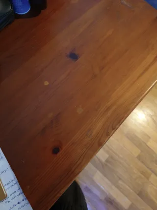 Cómoda de madera con espejo y estantes