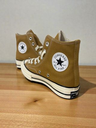 Converse en color Mostaza