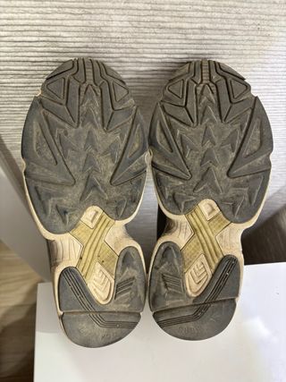 Zapatillas Scalpers grises y plateadas