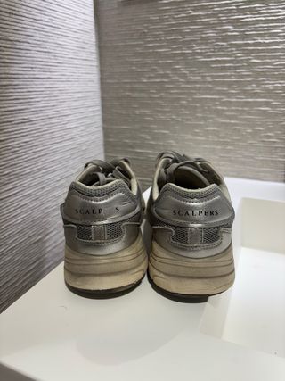 Zapatillas Scalpers grises y plateadas