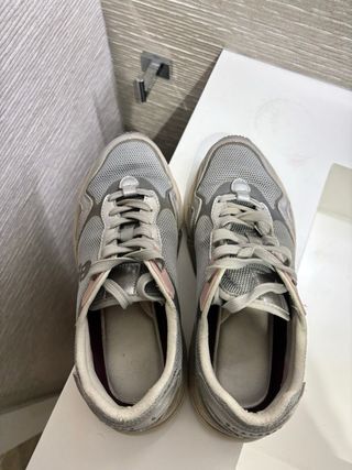 Zapatillas Scalpers grises y plateadas