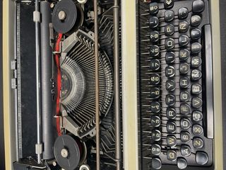 Máquina de escribir Olivetti Dora