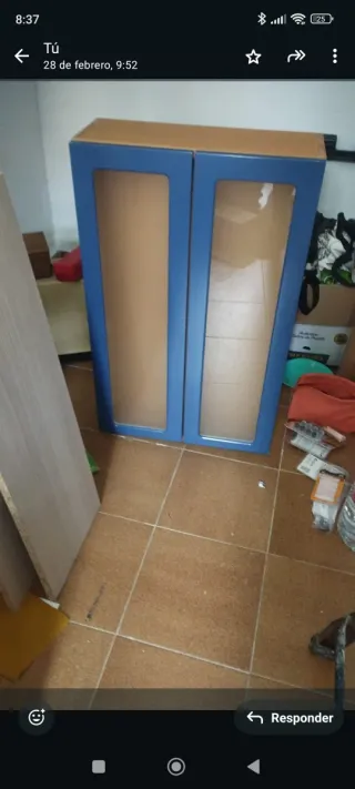 Armario de baño azul y madera