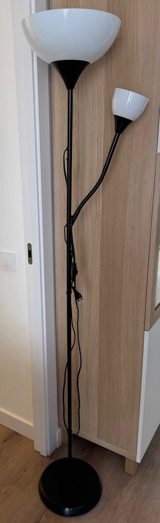 Lámpara de pie negra y blanca