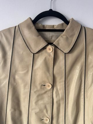 Chaqueta de piel crema con ribete negro