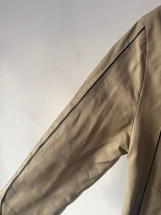 Chaqueta de piel crema con ribete negro