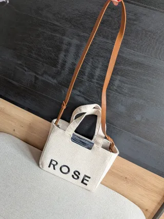 Bolso de tela beige con relleno letras negras