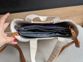 Bolso de tela beige con relleno letras negras