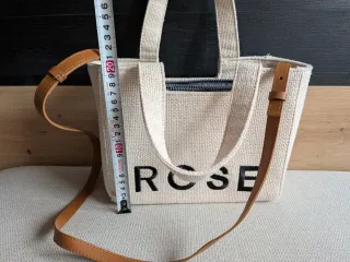 Bolso de tela beige con relleno letras negras