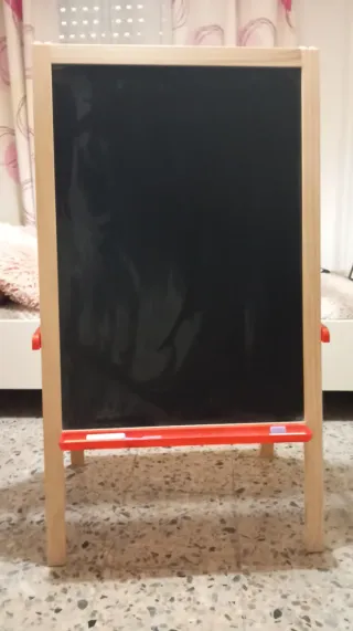 Pizarra infantil de madera con rollo de papel