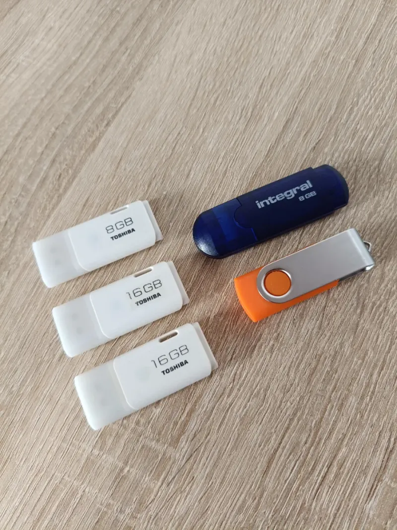 5x Pendrives (Toshiba e Integral)