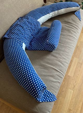 Almohada de embarazo azul lunares marca Koala