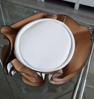 Bolso blanco y marrón con tachuelas