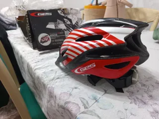 Casco Ciclismo GES Rayas Rojas y Blancas