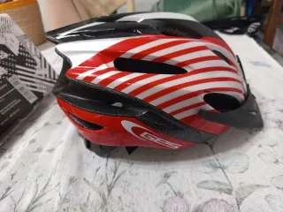 Casco Ciclismo GES Rayas Rojas y Blancas