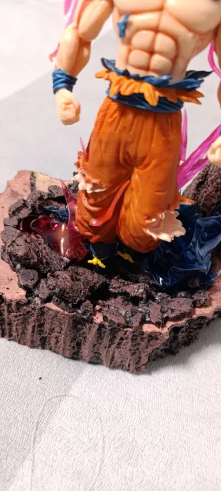 Goku Ultra Instinto Figura con Diorama